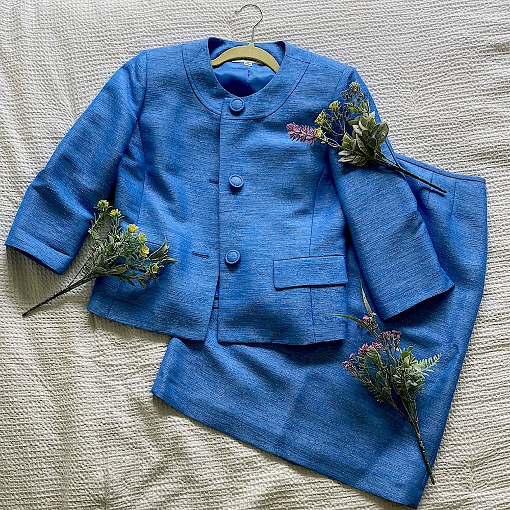 Le Suite light blue jacket and skirt set in size 8P (medium petite).